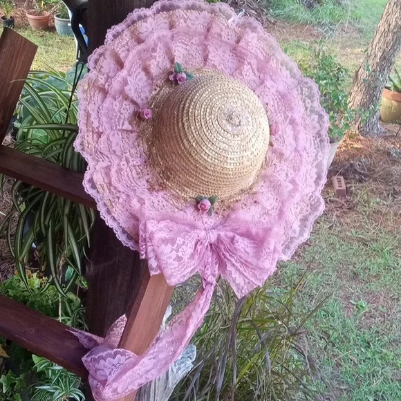 Vintage straw hat with mauve lace and floral trim - Picture 12 of 12